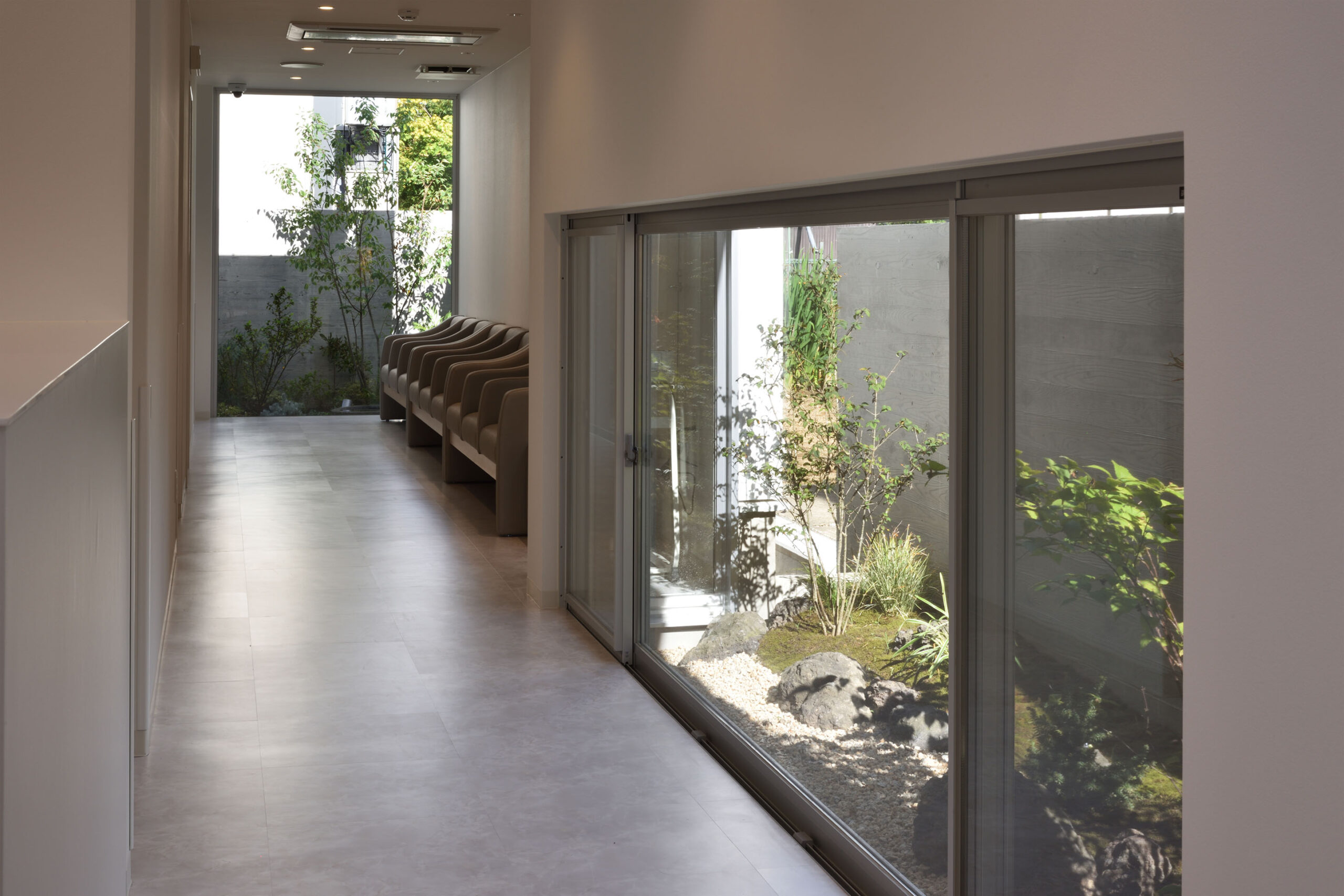 中待合室の小窓から見える庭