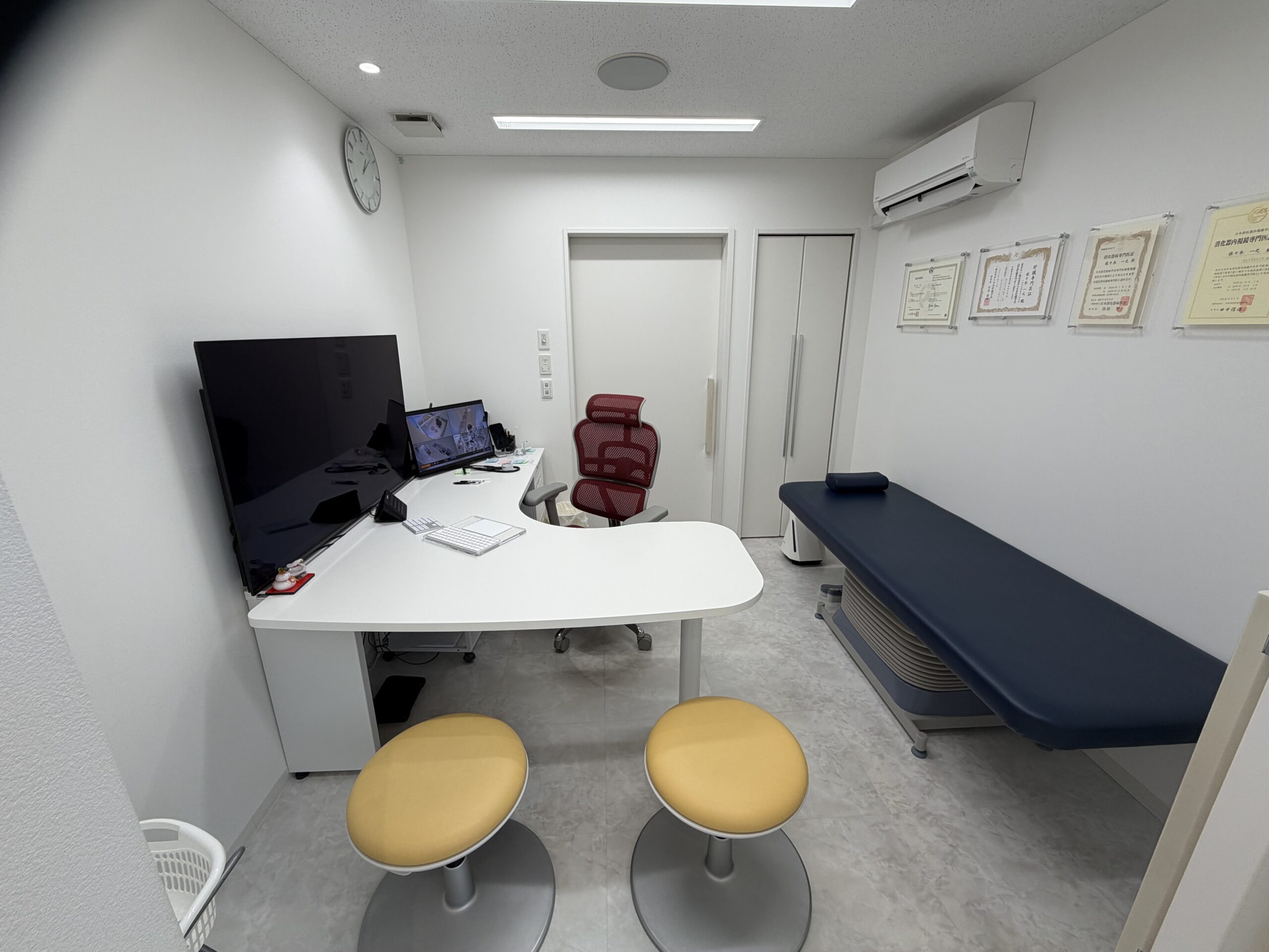 大型モニターのある診察室