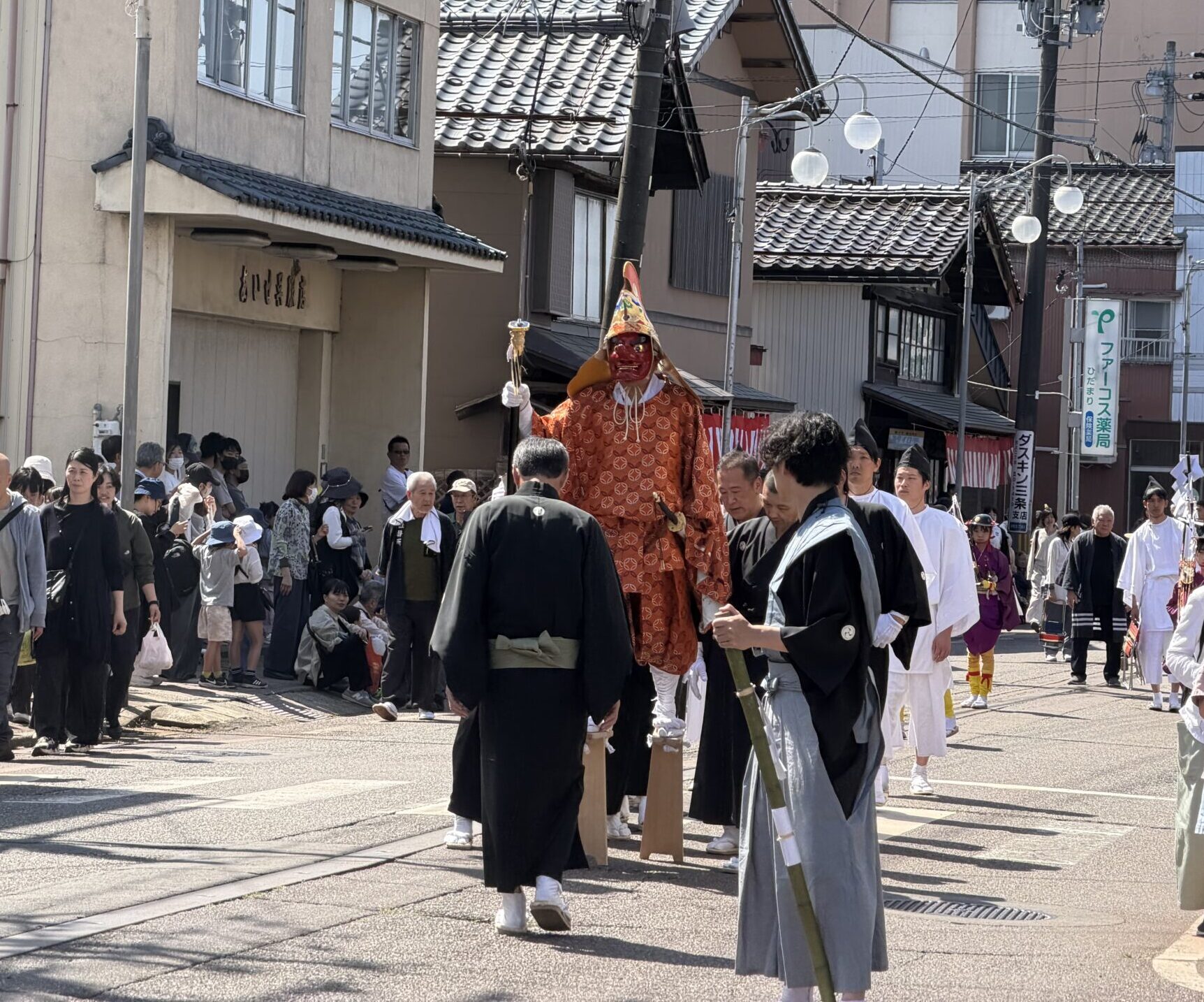 三条祭の大名行列で練り歩く天狗様(導祖神)の様子